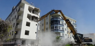 Mersin'de hafif yan yatan binanın kontrollü yıkımı başladı