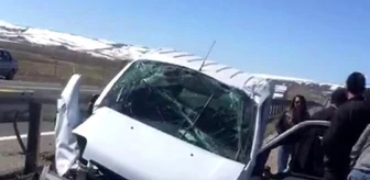 Erzurum-Pasinler karayolunda trafik kazası: Resmi araç refüje uçtu
