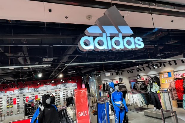 Adidas, '44' numaranın Nazi sembolüne benzediği gerekçesiyle Alman futbol formasında kullanımını yasakladı