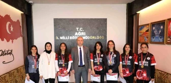 Ağrı İl Milli Eğitim Müdürü Taşlıçay Anadolu Lisesi Kız Futsal Takımı'nı Tebrik Etti