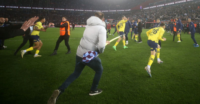 Fenerbahçe derbisinde çıkan olaylar nedeniyle Trabzonspor'a 6 maç seyircisiz oynama cezası verildi