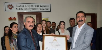 Hakkari Belediye Başkanı Mehmet Sıddık Akış Mazbatasını Aldı