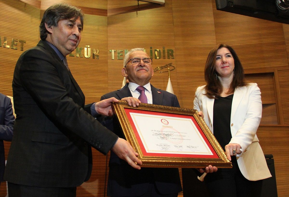 Kayseri Büyükşehir Belediye Başkanı Memduh Büyükkılıç mazbatasını aldı