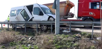 Kayseri'de kamyonetin işçi servisine çarpması sonucu 1'i ağır 10 kişi yaralandı