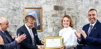 Nilüfer Çınarlı Mutlu, Konak Belediye Başkanı olarak mazbatasını aldı