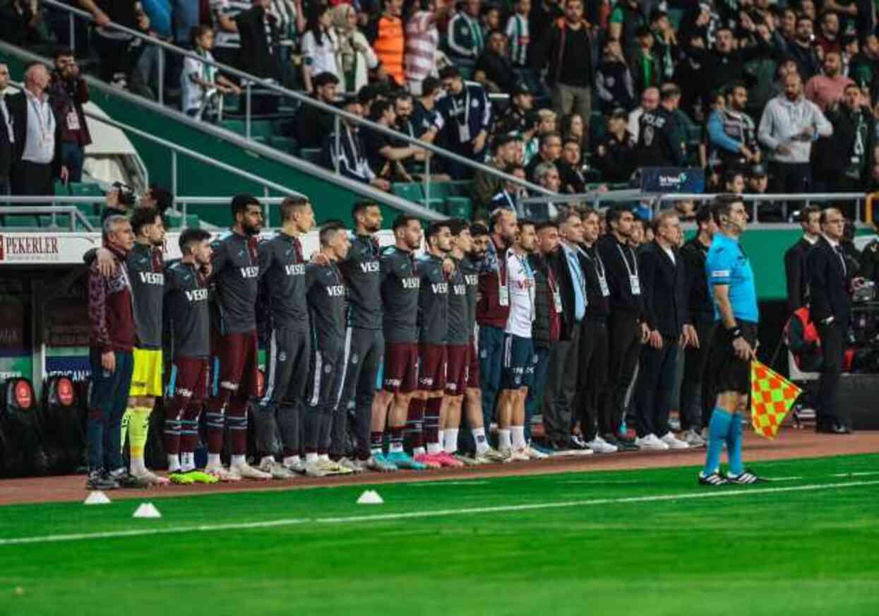 Olaylı maçın yankıları sürüyor! Trabzonspor'dan Konya'da protesto Olaylı maçın yankıları sürüyor! Trabzonspor'dan Konya'da protesto