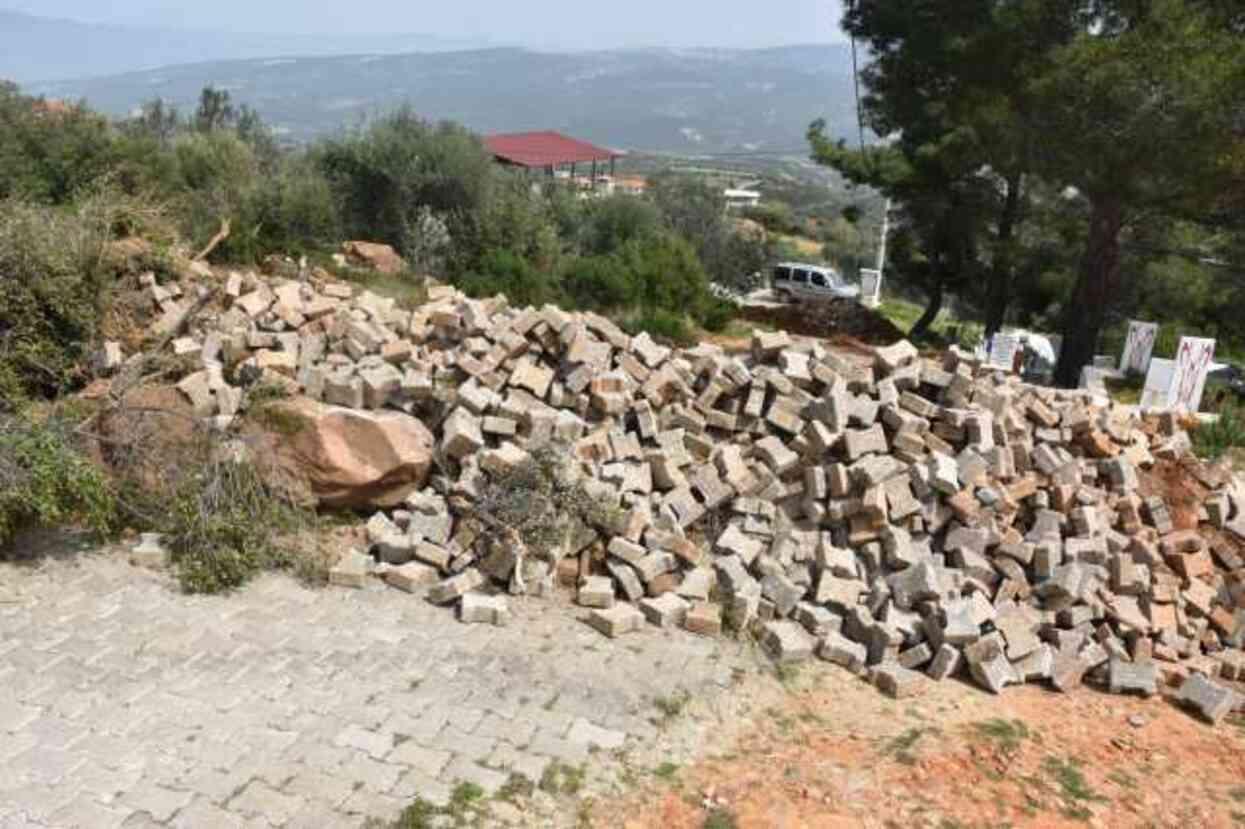 Seçimi kaybeden muhtar, 'Tapulu arazim' diyerek yolu kapatıp ağaç dikti Seçimi kaybeden muhtar, 'Tapulu arazim' diyerek yolu kapatıp ağaç dikti