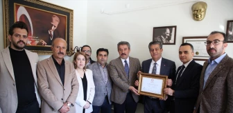 AK Parti'den Şırnak Belediye Başkanı Mehmet Yarka mazbatasını aldı