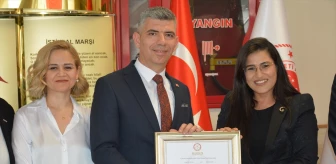 Soma'da CHP'den Belediye Başkanı seçilen Sercan Okur mazbatasını aldı