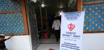 TDV, Arakanlı Müslümanlara 10 Bin Kişilik İftar Paketi Dağıttı