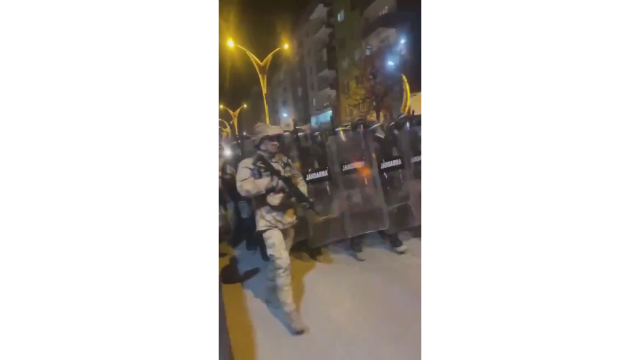 Van'daki mazbata protestoları Hakkari'ye sıçradı! Silahlı tepkiler sonrası asker şehre indi