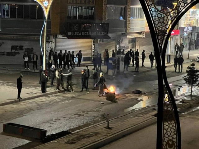Van'daki mazbata protestoları Hakkari'ye sıçradı! Silahlı tepkiler sonrası asker şehre indi