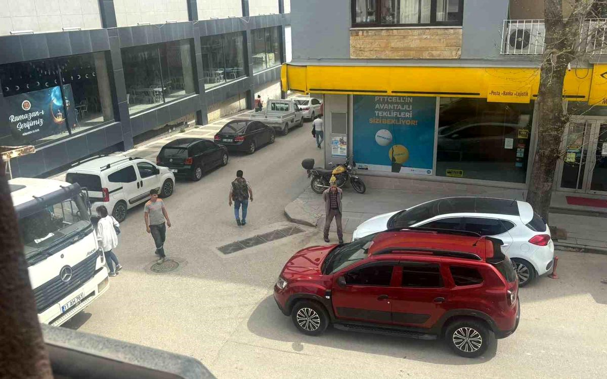 Bilecik'te aracını yolun ortasına park eden sürücü tepkilere neden oldu