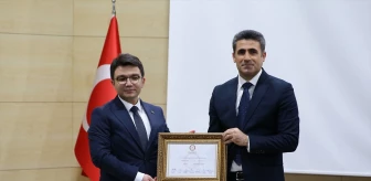 AK Parti'den Bingöl Belediye Başkanı Erdal Arıkan mazbatasını aldı