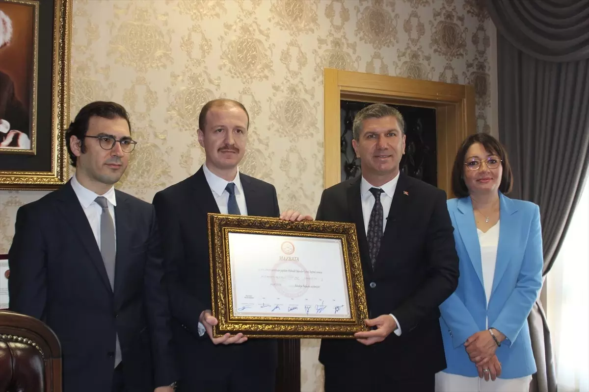 CHP'li Ali Orkun Ercengiz'e Burdur Belediye Başkanı mazbatası verildi