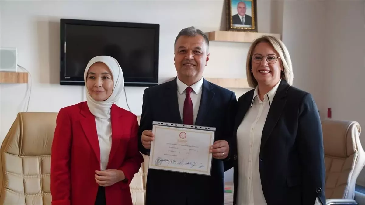 Çanakkale'nin Çan ilçesinde CHP'den Belediye Başkanı seçilen Harun Arslan mazbatasını aldı