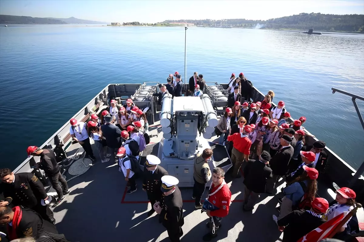 Çanakkale Boğazı'nda 71 yıl önce batan Dumlupınar denizaltısında şehit olan denizciler anıldı