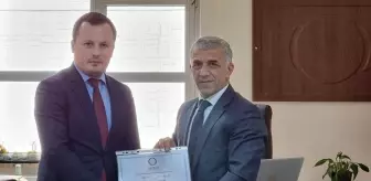 AK Parti'den Çaykara Belediye Başkanı Hanefi Tok mazbatasını aldı