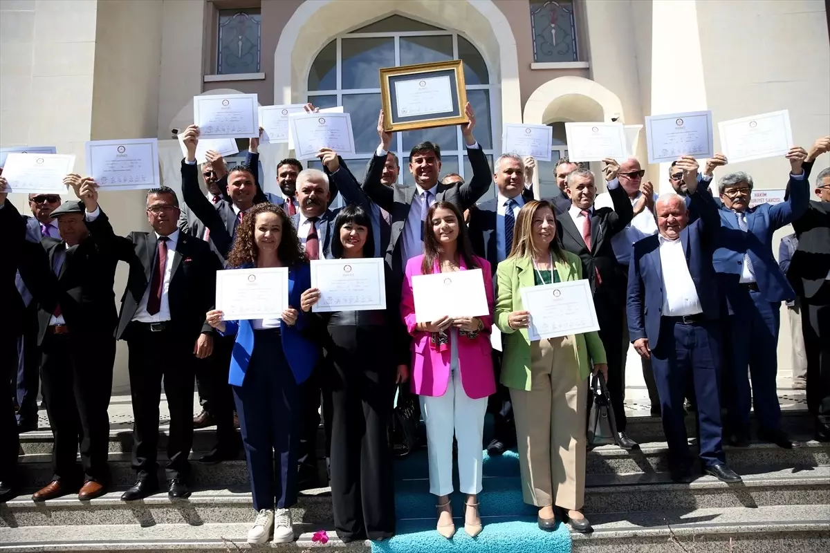 CHP'den Fethiye Belediye Başkanlığına seçilen Alim Karaca mazbatasını aldı
