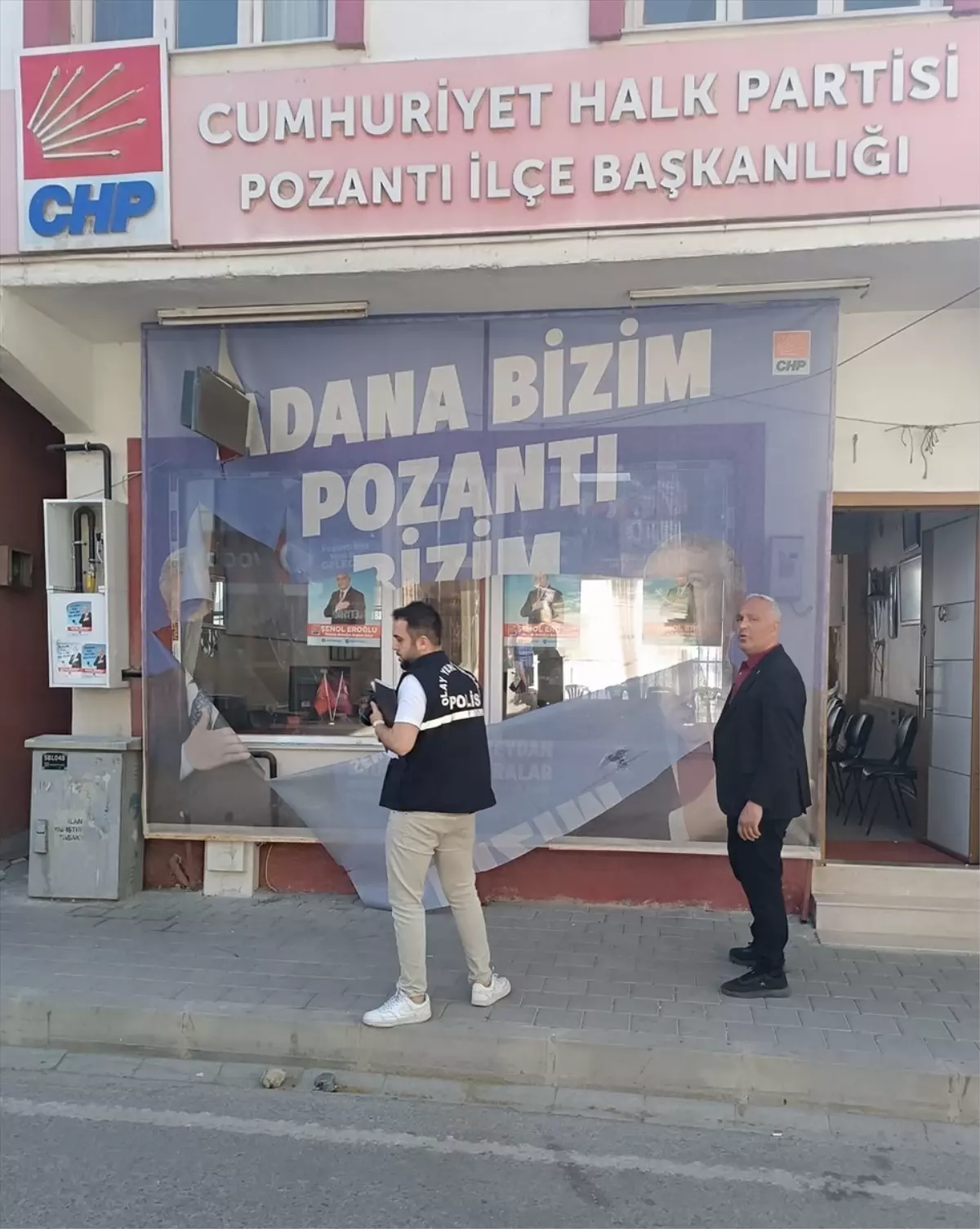 CHP Pozantı İlçe Başkanlığı binasının camları kırıldı