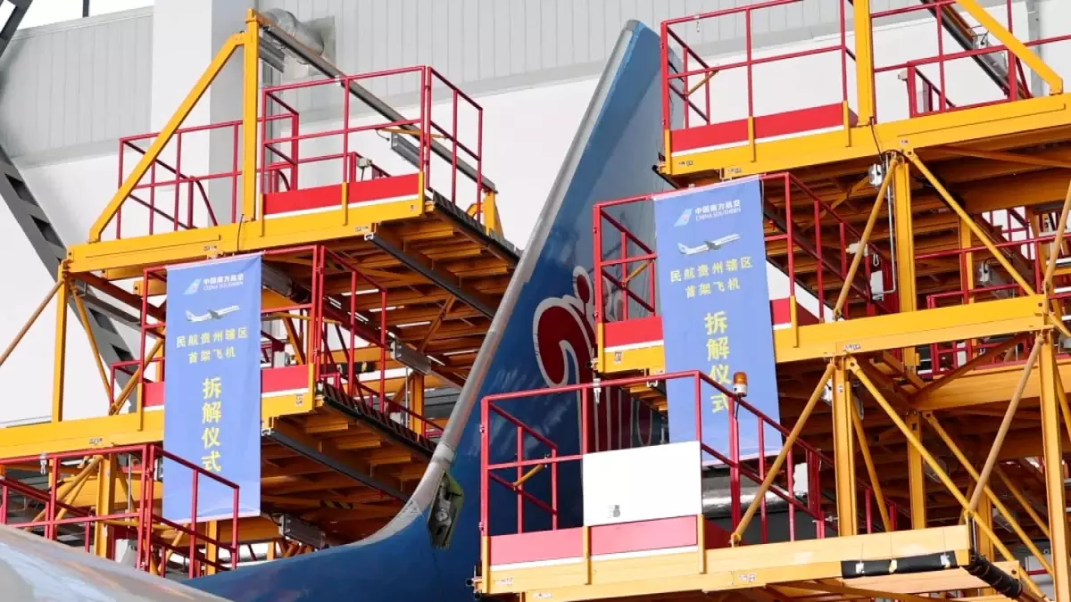 Emekliye ayrılan bir Boeing 737 uçağının sökümü tamamlandı