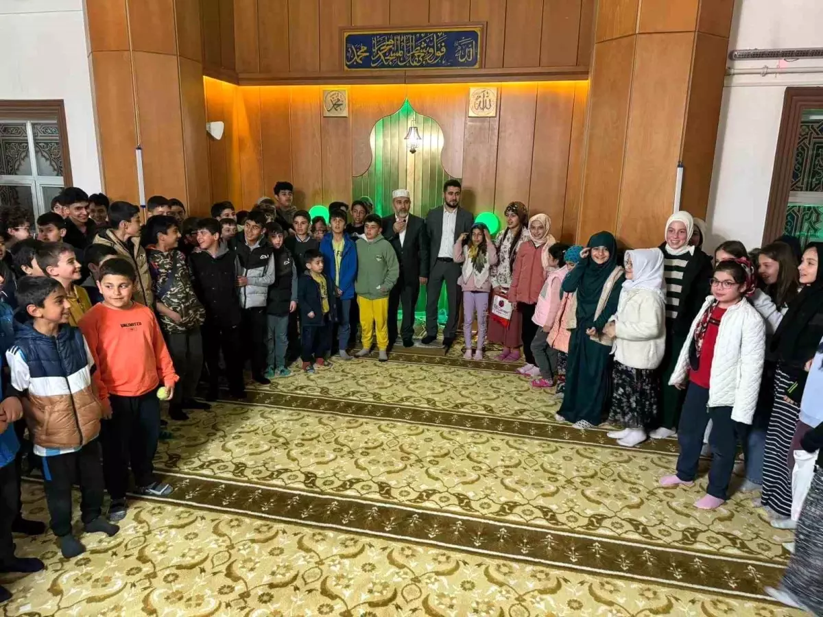 Erzincan'da Taksim TOKİ Camii'nde Teravih Namazı-Çocuk Buluşması Programı Düzenlendi