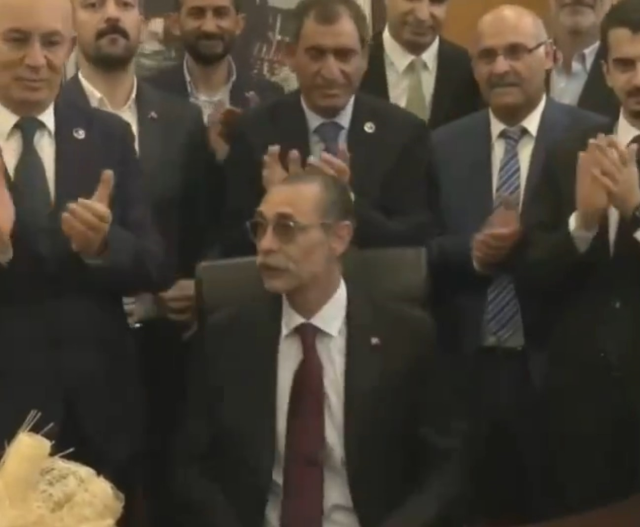 Etimesgut Belediye Başkanı seçilen Erdal Beşikçioğlu, görevi devraldı