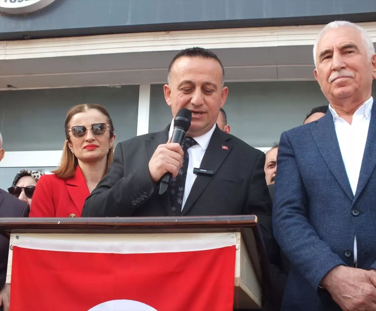 Atatürk'ün fotoğrafında derdini dinlediği vatandaşın torunu Erdem Ural, CHP'den Turhal Belediye Başkanı seçildi
