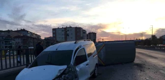 Kocaeli'de patates yüklü kamyonet devrildi, 2 kişi yaralandı