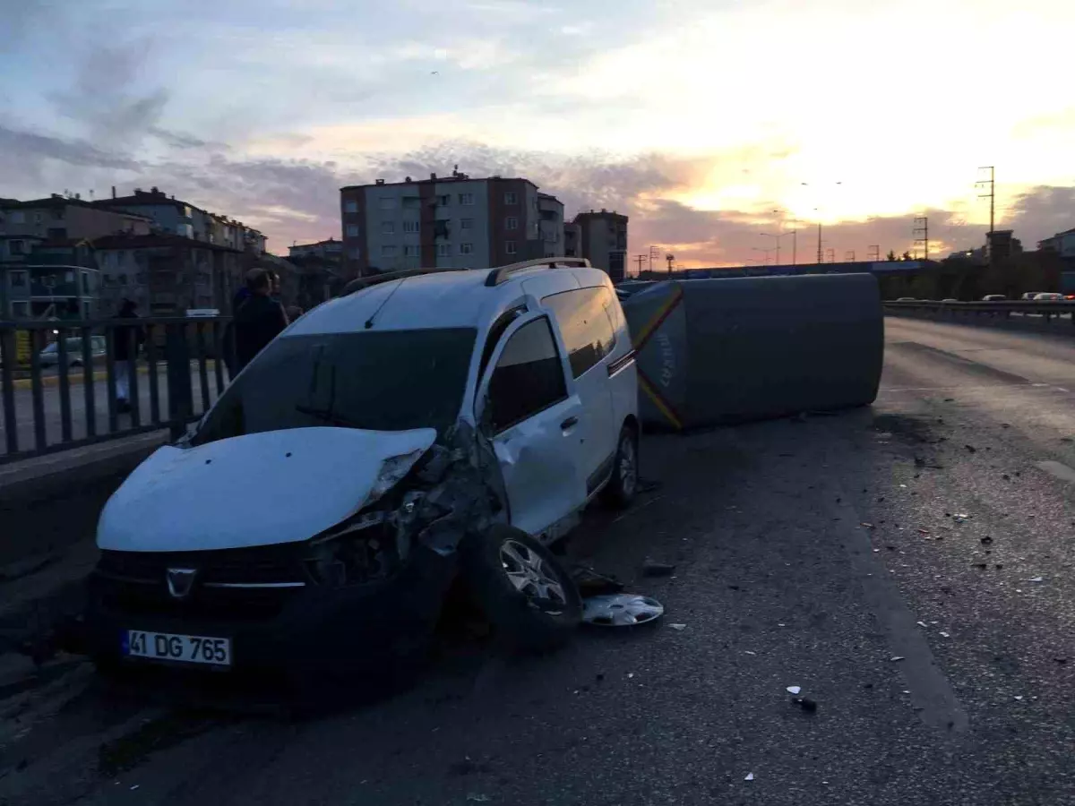 Kocaeli'de patates yüklü kamyonet devrildi, 2 kişi yaralandı