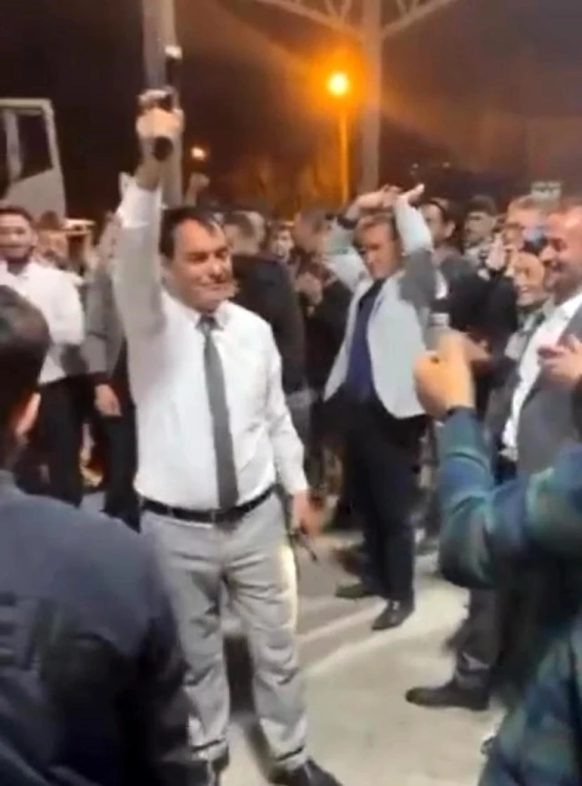 Isparta'da Belediye Başkanı Zaferini Silah Sıkarak Kutladı
