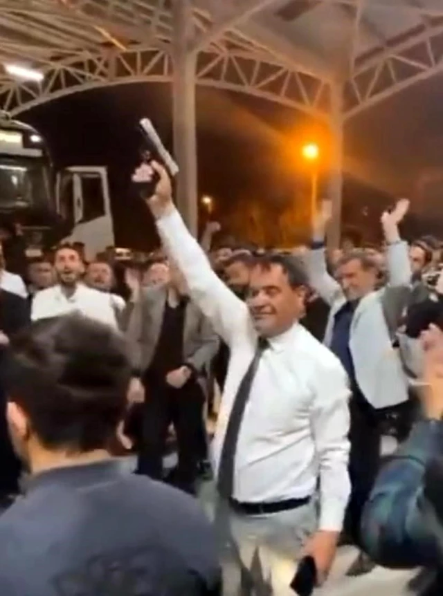 Isparta'da Belediye Başkanı Zaferini Silah Sıkarak Kutladı