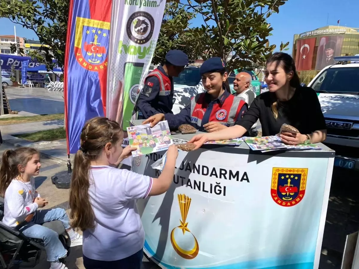 Aydın'da Jandarma Ekipleri Sokak Hayvanları Günü'nde Bilgilendirme Yaptı