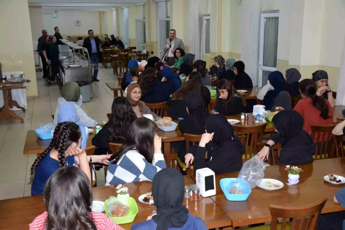 Edremit Kaymakamı ve İlçe Milli Eğitim Müdürü İmam Hatip Lisesi öğrencileriyle iftar yaptı