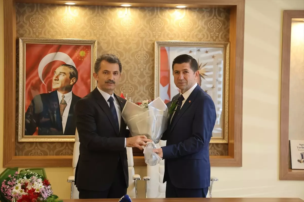 AK Parti'den Kocaali Belediye Başkanı Turan Yüzücü göreve başladı