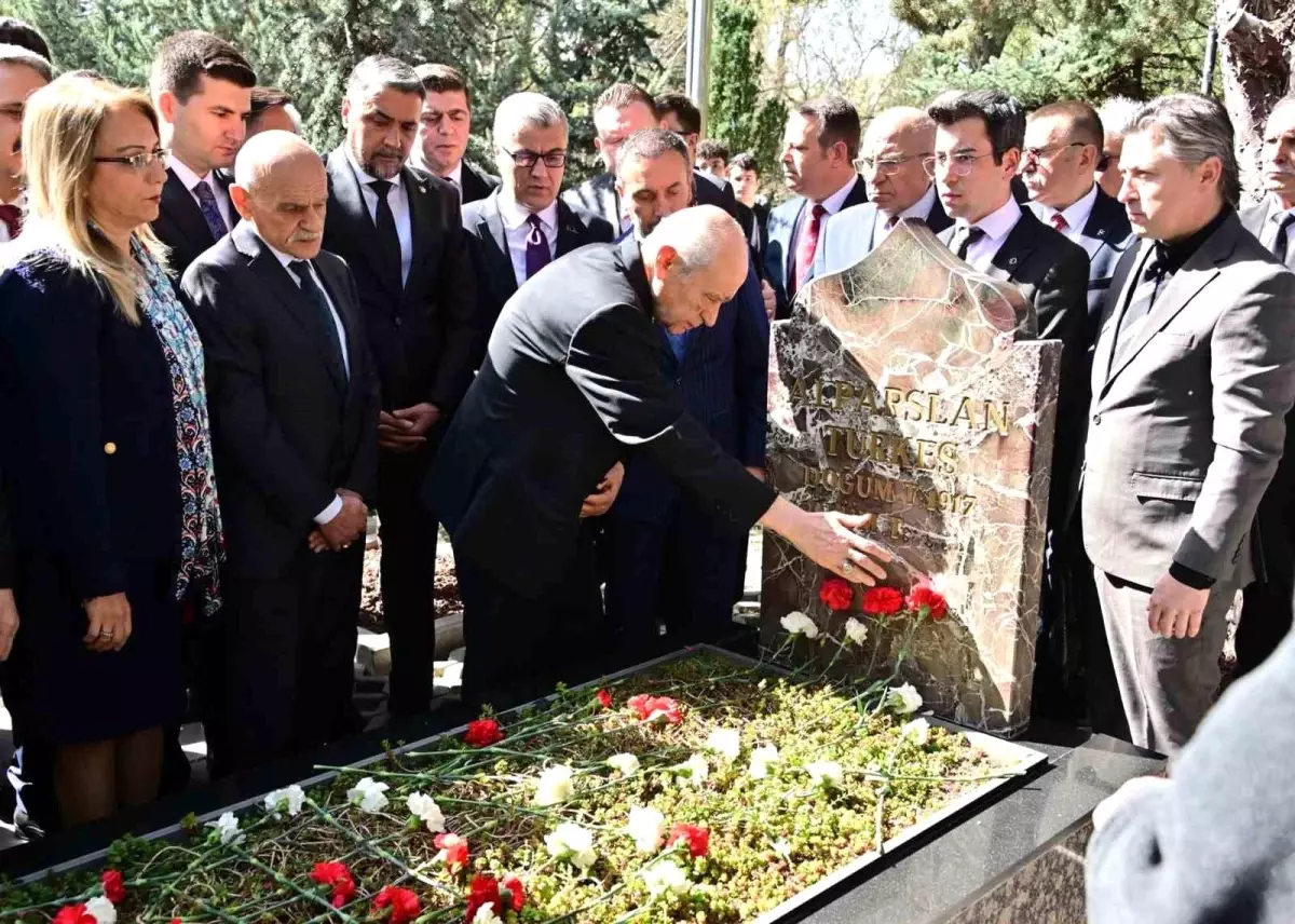Devlet Bahçeli, Alparslan Türkeş'in anıt mezarını ziyaret etti