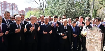 Devlet Bahçeli, Alparslan Türkeş'in Anıt Mezarını Ziyaret Etti