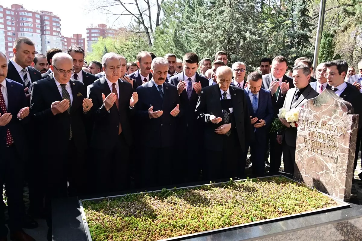 Devlet Bahçeli, Alparslan Türkeş'in Anıt Mezarını Ziyaret Etti