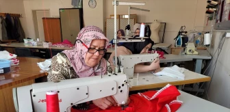 Samsun'da Halk Eğitim Merkezi Kursiyerleri Van'daki Çocuklar İçin Kıyafet Dikiyor