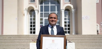 AK Parti'den Seydikemer ilçesinde belediye başkanlığına seçilen Bayram Önder Akdenizli mazbatasını aldı