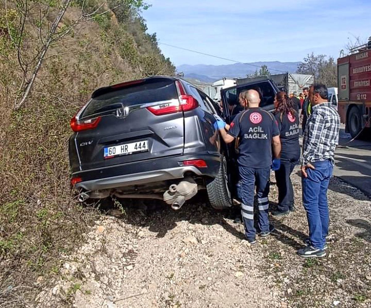 Tokat-Niksar karayolunda çekici ile otomobil çarpıştı, 1 kişi yaralandı
