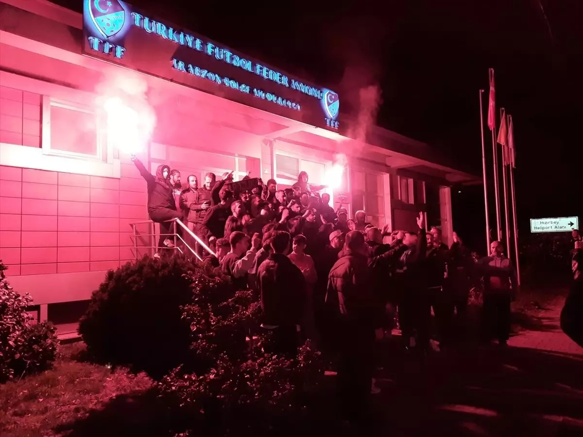 Trabzonspor Taraftarları TFF'ye Tepki Gösterdi