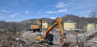 Tunceli'de ağır hasarlı binaların yıkımı devam ediyor
