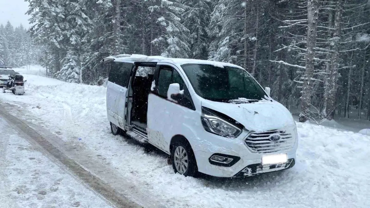 Uludağ'da izinsiz turist taşıyan minibüs çifti çarptı: 1 ölü