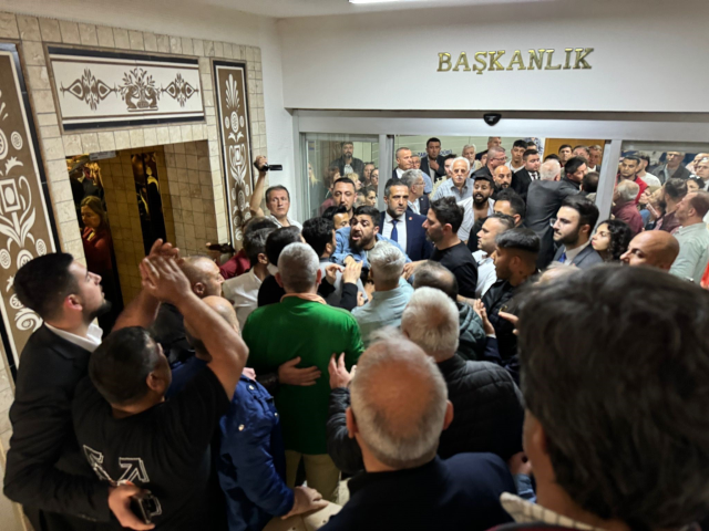 Zonguldak Belediyesi'nde devir teslim töreni sonrası arbede