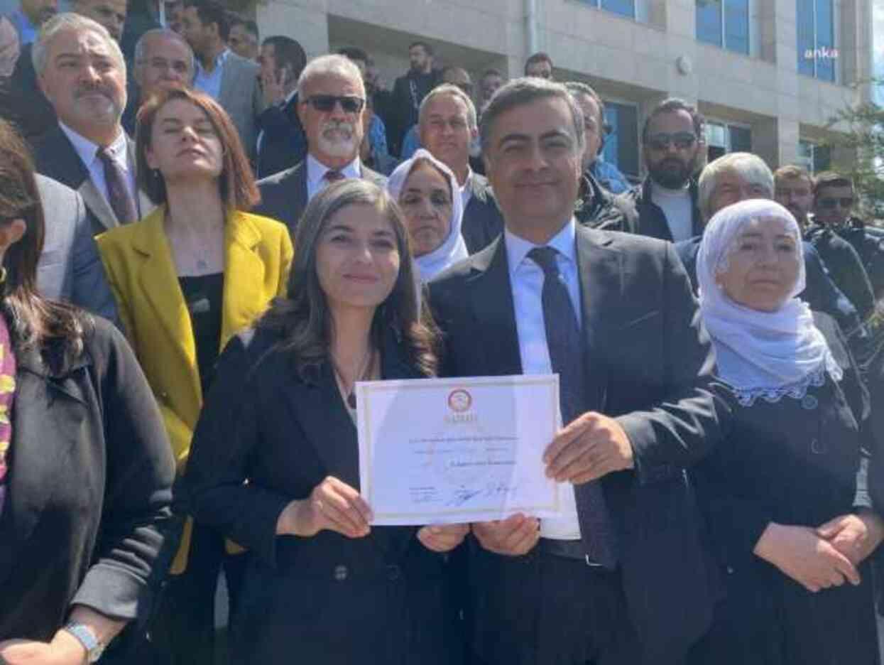 Abdullah Zeydan mazbatasını aldı Abdullah Zeydan mazbatasını aldı