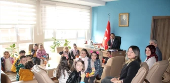 Tokat'ın Almus ilçesinde öğrenciler, Kaymakamlık ile Emniyet Amirliğini ziyaret etti
