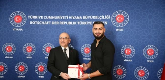 Türkiye'nin Viyana Büyükelçisi, UFC'de başarılı olan Türk kökenli sporcu İbrahim Aslan'ı kabul etti