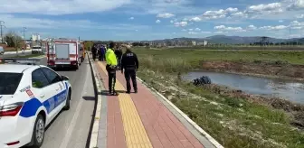 Çanakkale'de Otomobil Çayın Kıyısına Devrildi, Sürücü Yaralandı