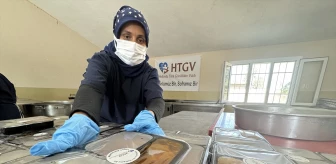 Depremzede Kadınlar Ramazanda İhtiyaç Sahiplerine Yemek Dağıtıyor